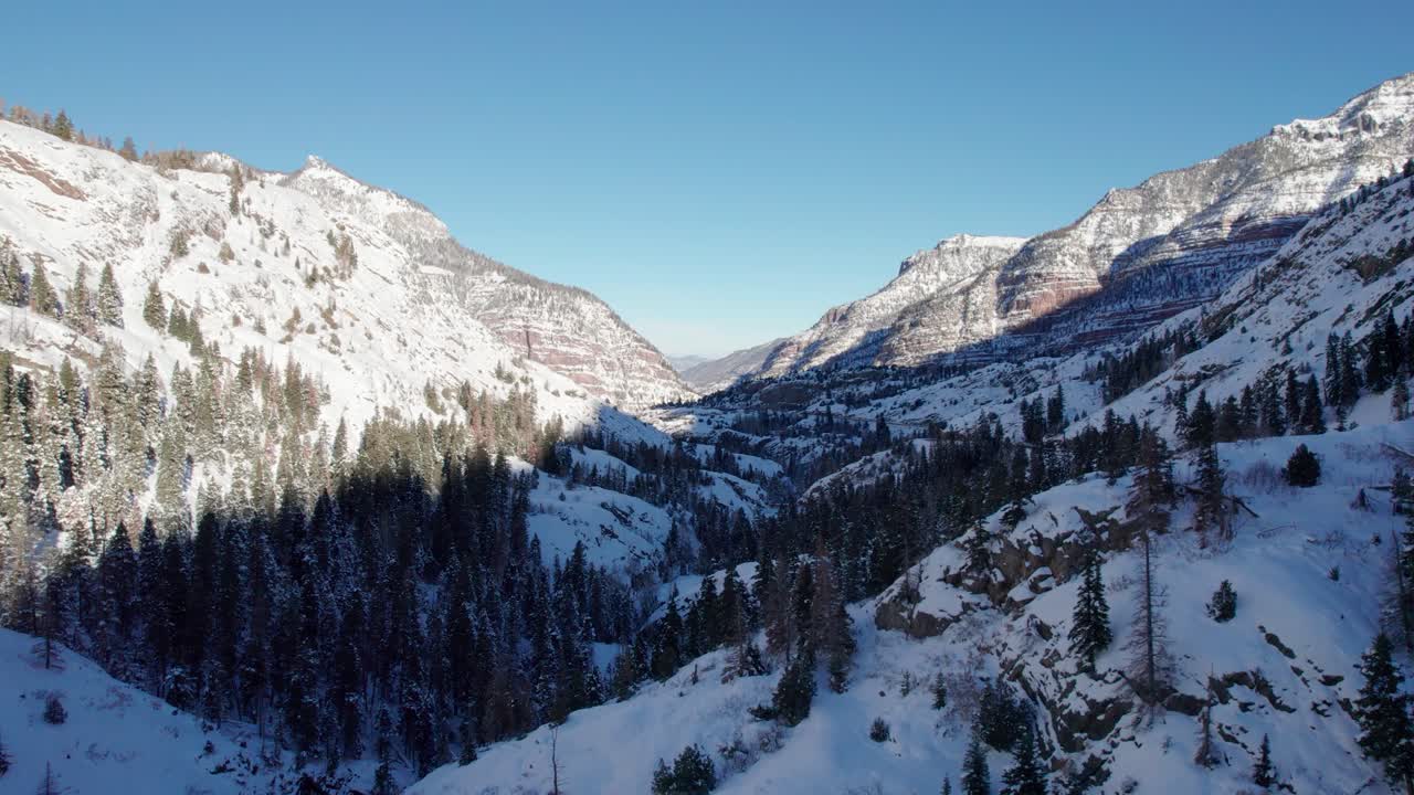 콜로라도 의 눈 이  ⁇ 인 산 계곡 의 드론  ⁇
