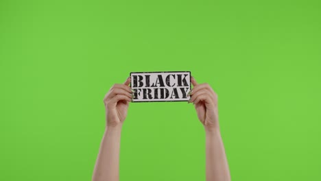 Black-Friday-Werbeaufschrift-Auf-Papierblatt-In-Frauenhänden-Auf-Chroma-Key.-Zeitlupe