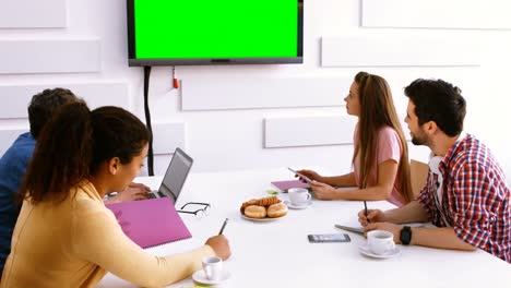 Ejecutivos-De-Negocios-Haciendo-Una-Videoconferencia