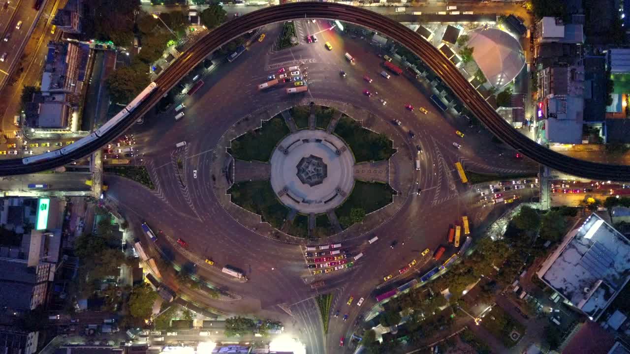 vista aérea de la enorme rotonda y los semáforos en el monumento a la victoria por la noche en bangkok, tailandia