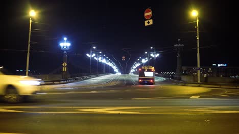 Nachtverkehr-Auf-Der-Hauptstraße-Der-Stadt