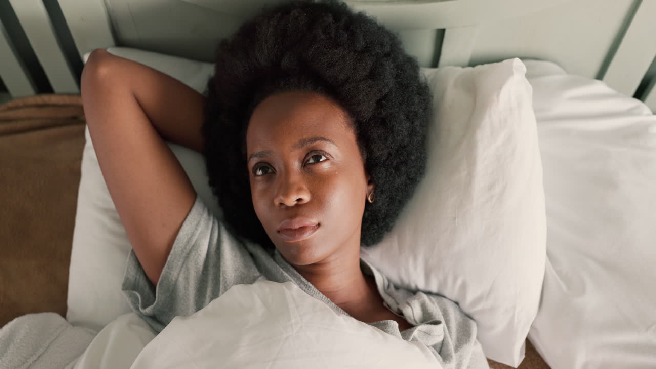 Donna nera stanca si sveglia a letto frustrata da.
