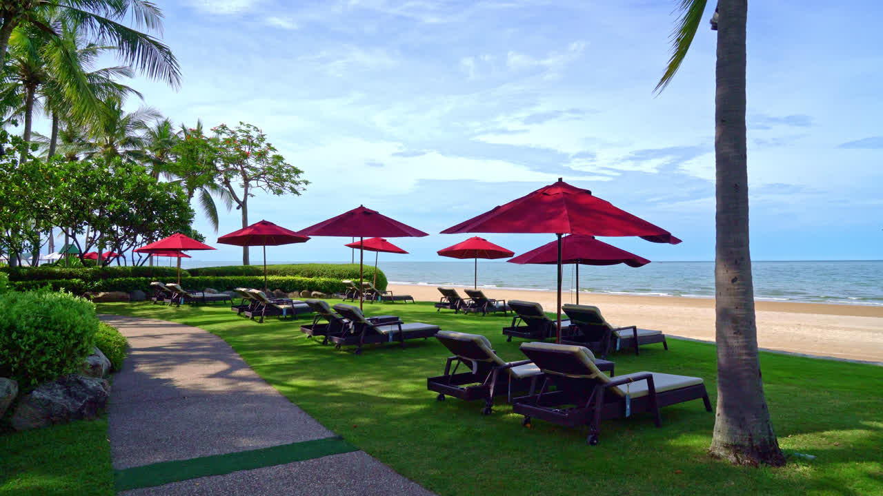 바다 해변 배경과 푸른 하늘과 햇빛과 빨간 우산과 비치 의자