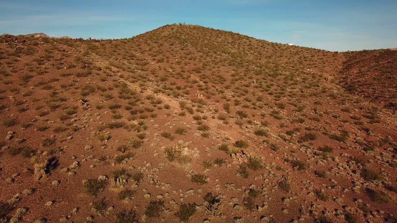 беспилотный летательный аппарат фотографа, стоящего на вершине холма с видом на массив солнечных батарей примм невада