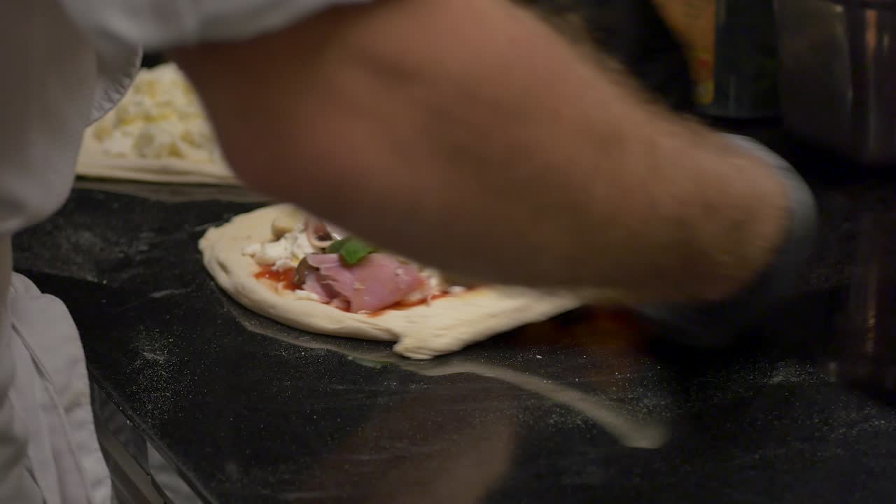 Infornare la pizza HD.