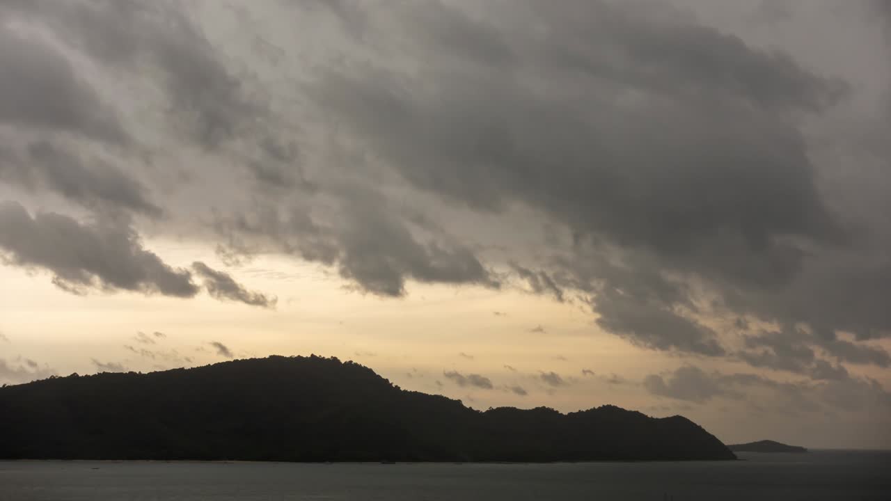 b 롤 타임스: 비가 오는 날씨에 하늘과 검은 구름, 천둥이 부는 날씨, 여름 비가 내리는 날씨, 지구 온난화 효과, 검은 천둥, 드라마틱한 4k 타임 스