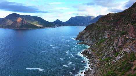 Chapman-Pico-Conducción-De-Automóviles-Sudáfrica-Aéreo-Cinemático-Dron-Hout-Bay-Puerto-Deportivo-Ciudad-Del-Cabo-Fish-Hoek-Buena-Esperanza-Simon&#39;s-Town-Olas-Estrellarse-Escabroso-Costa-Agua-Azul-Profundo-Verdor-Primavera-Verano-Adelante