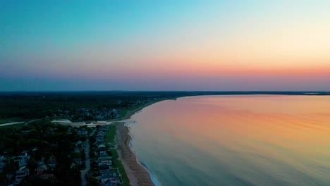 Hermoso-Amanecer-En-La-Playa-En-Saco-Maine-Con-Colores-Reflejándose-En-Las-Olas-Del-Océano-Y-Casas-De-Vacaciones-A-Lo-Largo-De-La-Costa-Atlántica-De-Nueva-Inglaterra