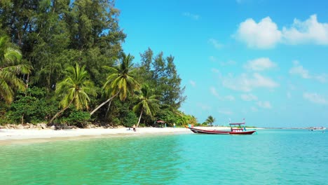 hermosas palmeras con hojas verdes y cocos inclinados sobre aguas tranquilas y claras de una laguna turquesa bajo un cielo brillante con nubes blancas, tailandia