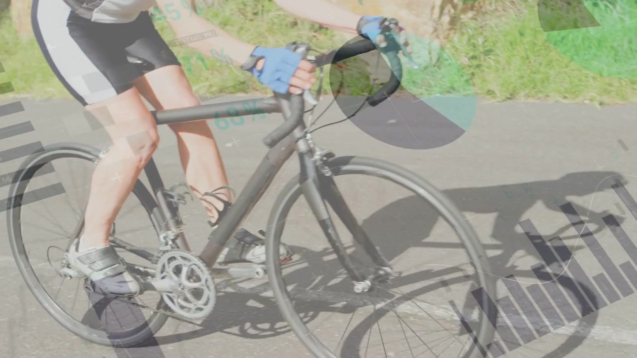 舗道を自転車でこぐ中年の女性、パイチャートと棒グラフが成長し、フィットネスデータに重なる。