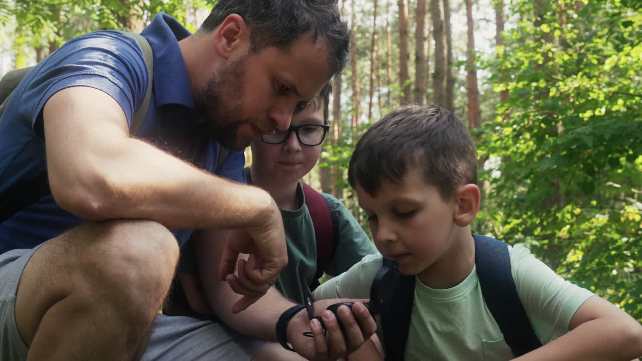familia siguiendo la ruta en el bosque