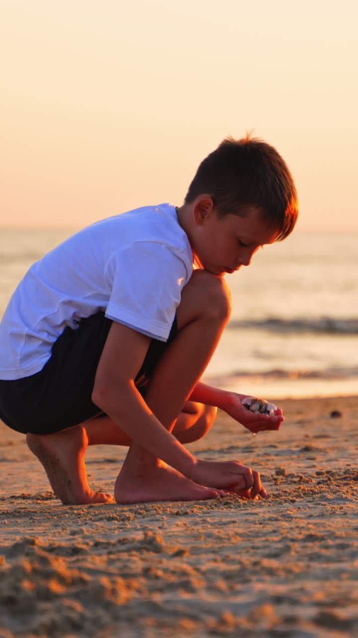 해가 지면 해변에서 놀고 있는 소년