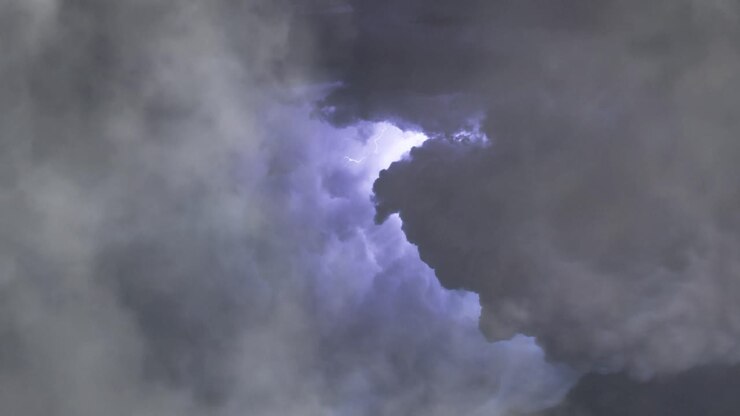 un temporale che si sta verificando in nuvole spesse con un fulmine, ingrandisci
