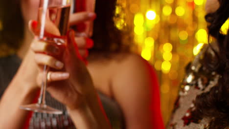 Nahaufnahme-Von-Zwei-Frauen-In-Einem-Nachtclub-Oder-Einer-Bar,-Die-Den-Alkoholkonsum-Mit-Funkelnden-Lichtern-Feiern-4