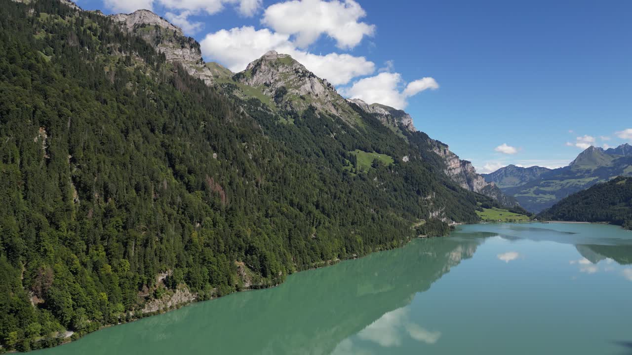 vista aérea de un lago tranquilo el lago refleja el cielo las montañas y los árboles creando un entorno armonioso y pacífico perspectiva única del lago visualmente atractiva vista inmersiva cine