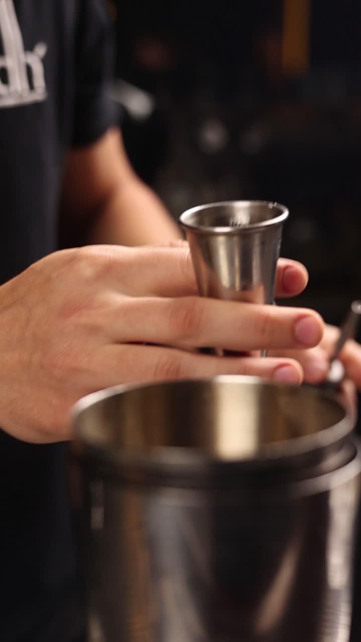 el camarero preparando un cóctel.