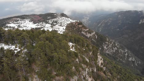 Drohnenvideo-Mount-Olympus-Griechenland-Neblige-Schneebedeckte-Gipfel-Wald-Krevatia-Standort