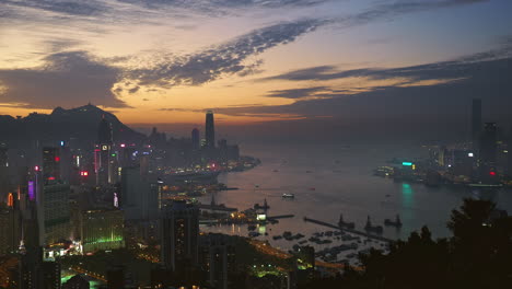 Alta-Vista-Con-Vistas-Al-Puerto-De-Victoria,-Incluida-La-Isla-De-Hong-Kong-Y-Kowloon-Al-Atardecer