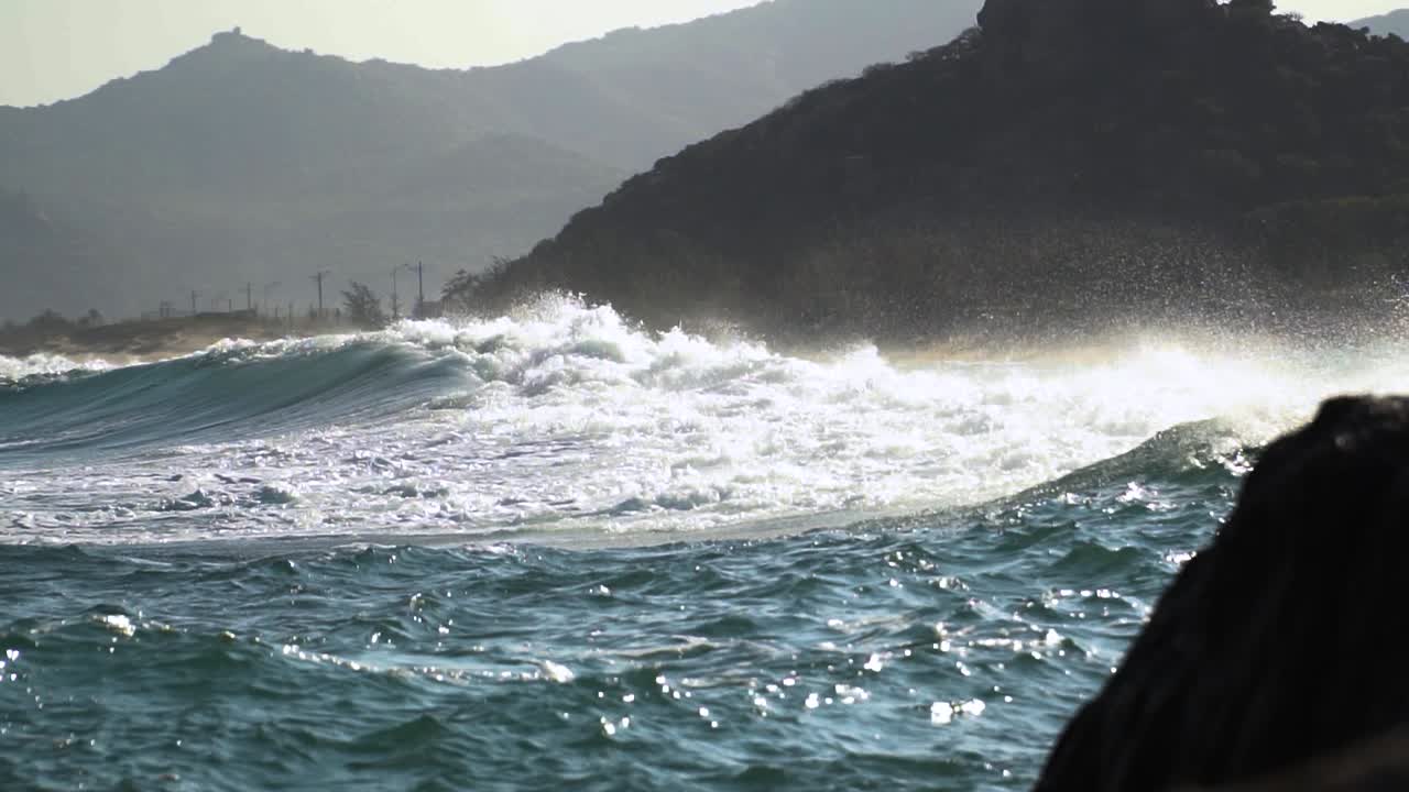 베트남 행 라이의 바위 해안에 부서지는 태평양의 롤링 웨이브