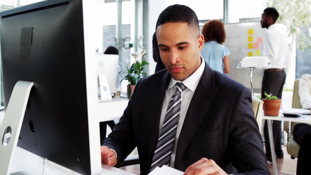 Forretningsmand, der arbejder på computer