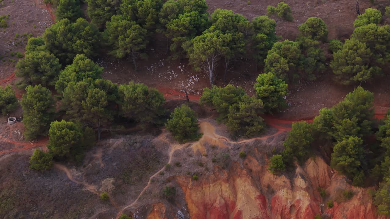 взгляд с воздуха на открытую шахту боксита недалеко от отранто в апулии (италия)