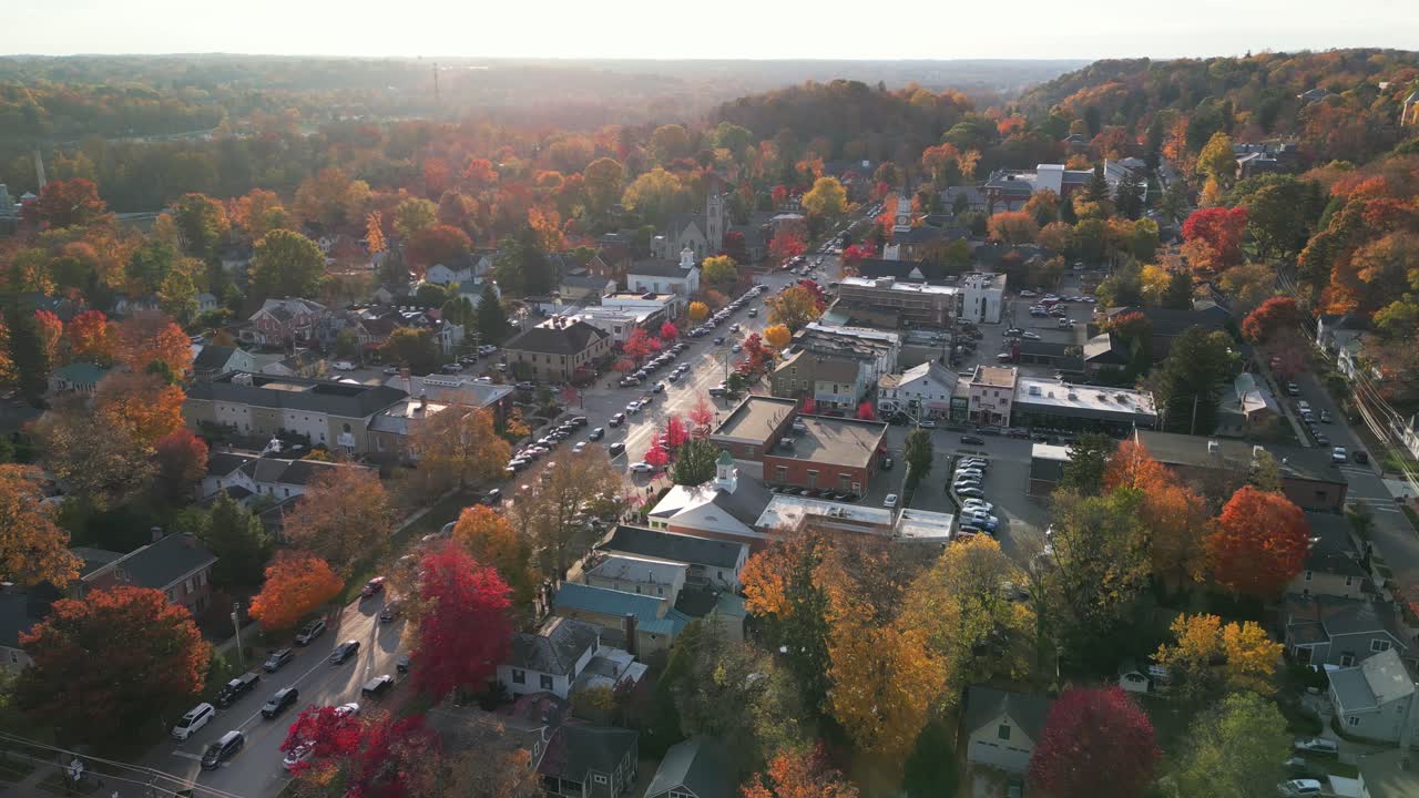 vista aérea de granville, ohio broadway con los colores de los árboles de otoño