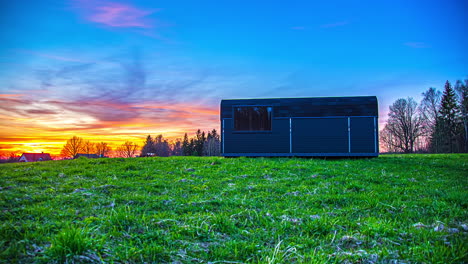 Ein-Blockhaus-Aus-Thermoholz-In-Einer-Grünen-Wiesenlandschaft