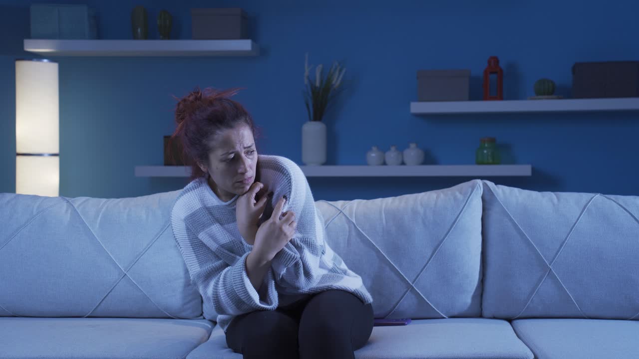 la mujer que mira a su alrededor con ojos cobardes.