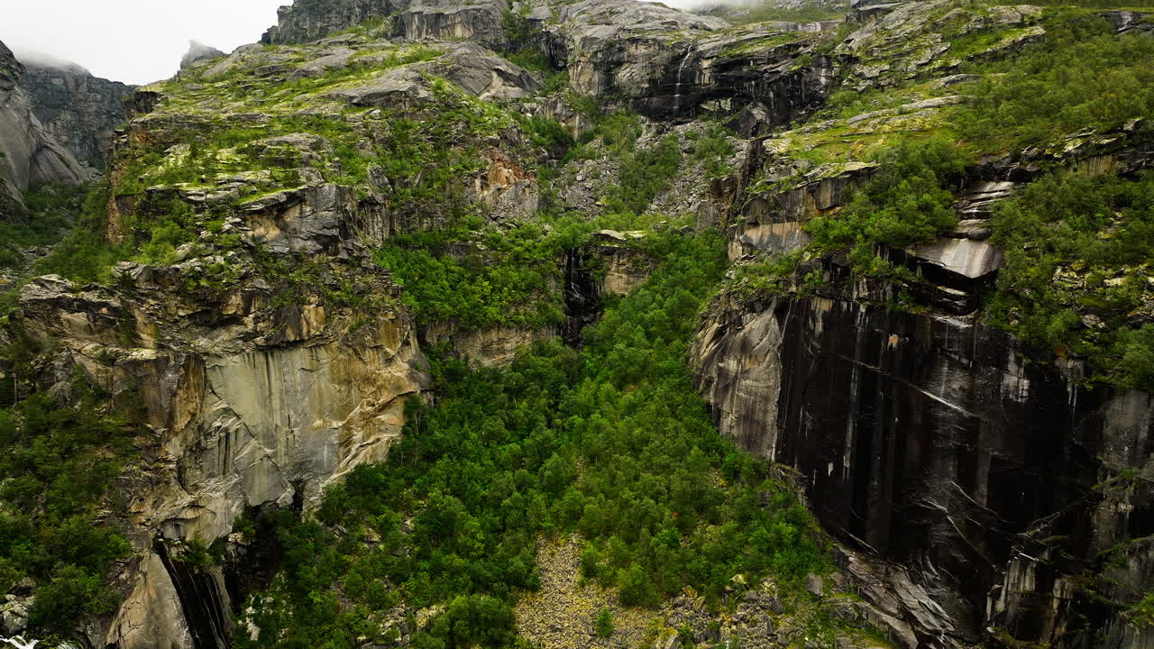 paisaje alpino pintoresco del cañón de hellmojuvet en el norte de noruega