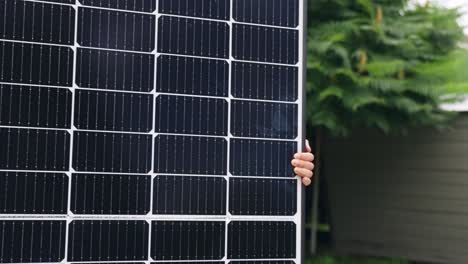 trayendo panel solar a través del patio trasero, fondo de anuncios comerciales con espacio de copia