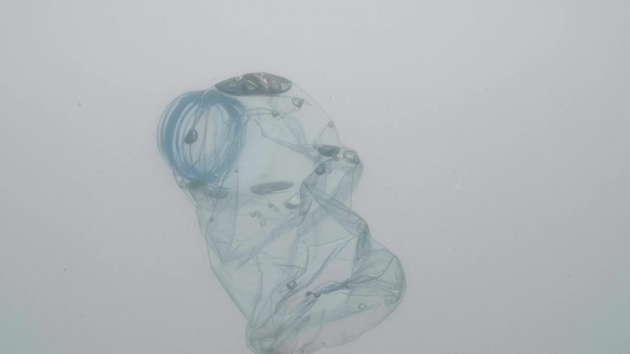 contaminación bajo el agua botella de plástico