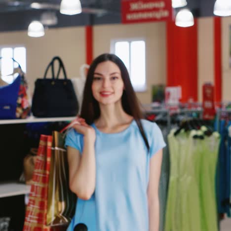 mujer sosteniendo bolsas de compras