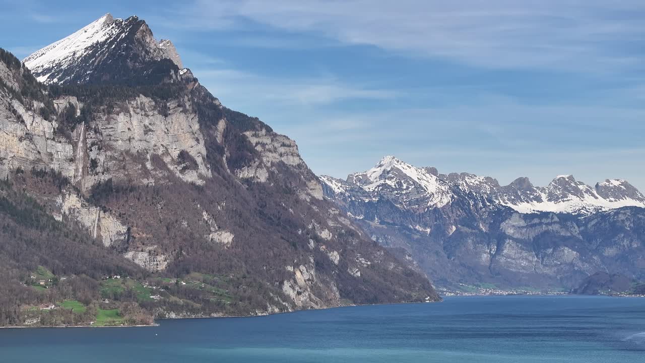panorámica sobre las tranquilas aguas azules del lago walen, rodeado de altas montañas nevadas de los alpes, en suiza