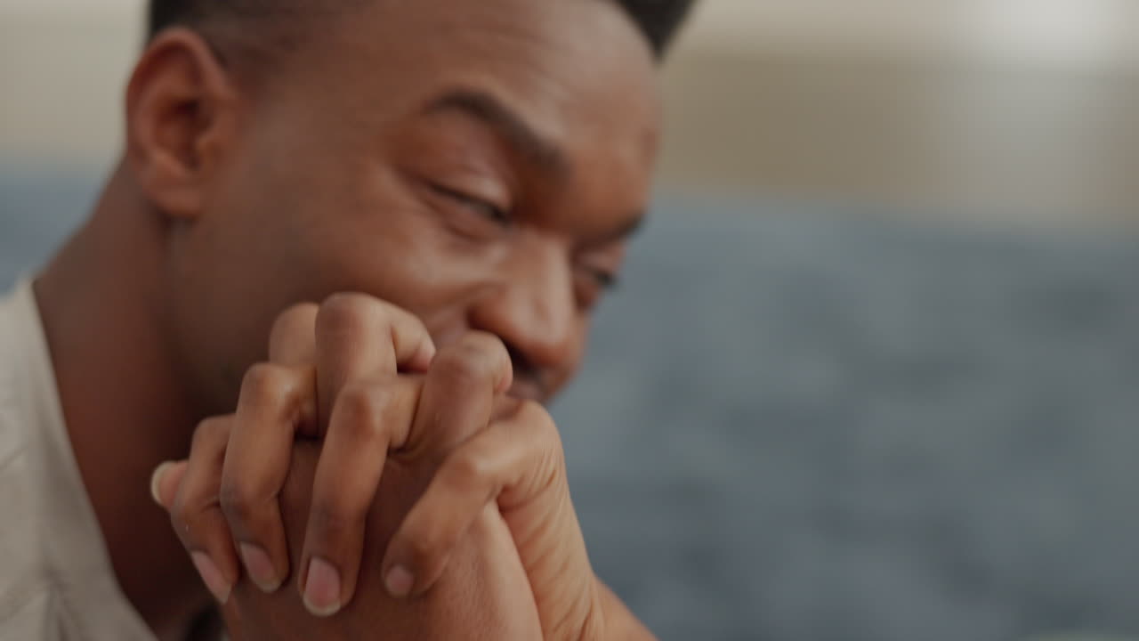 Casal negro, mãos e beijo com sorriso de felicidade