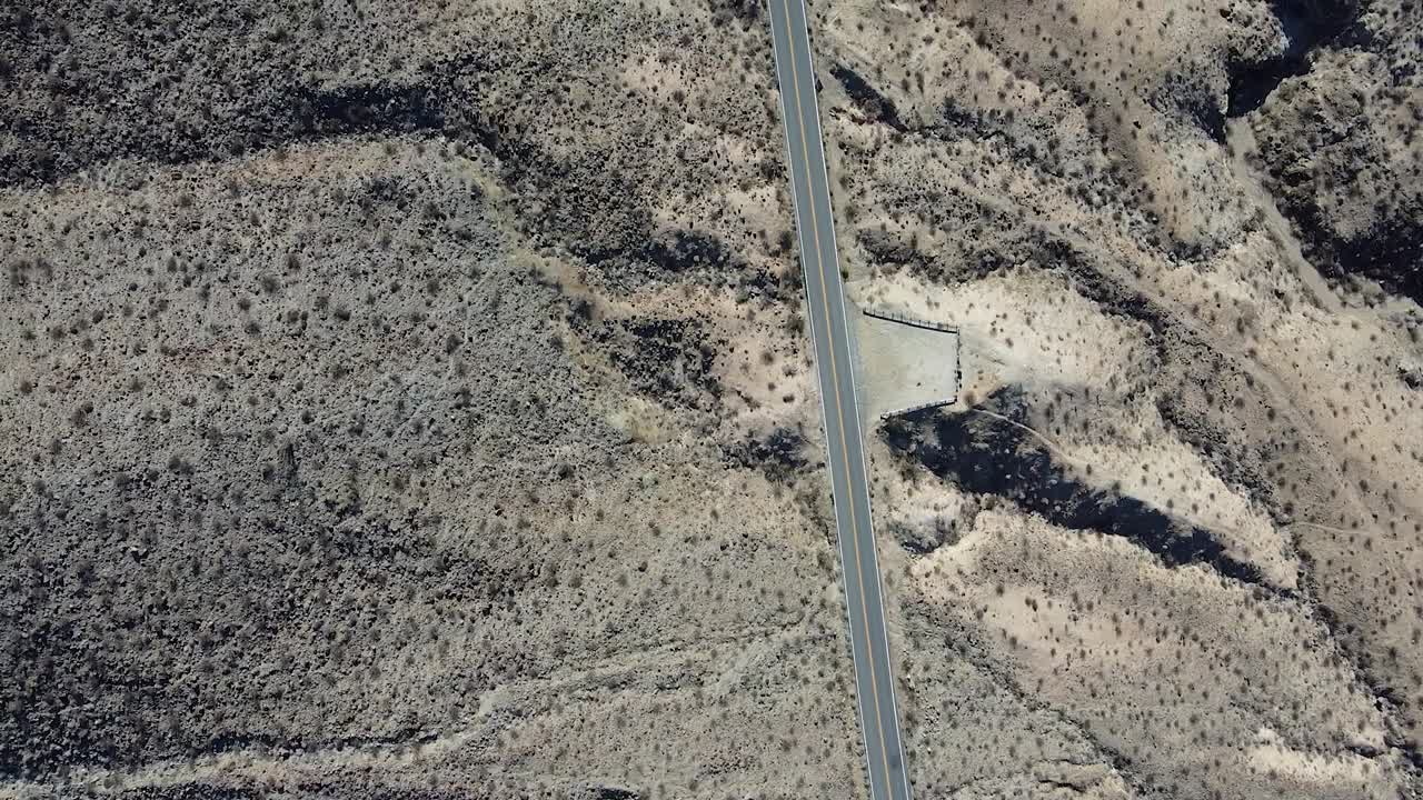 carretera vacía con parada de hormigón en el desierto de california, toma aérea de arriba hacia abajo