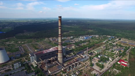 industrielle schornsteine in einer wärmeenergiefabrik