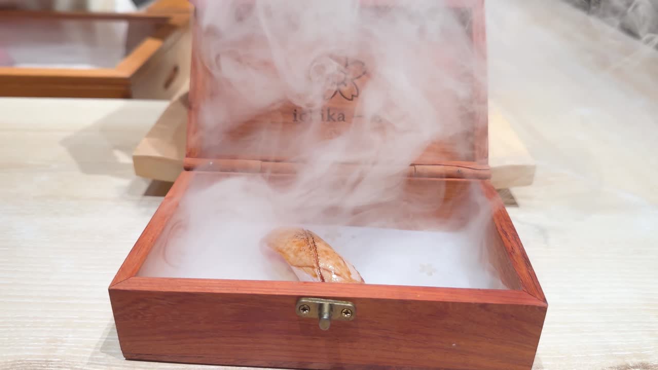sushi revelado en una caja de madera ahumada