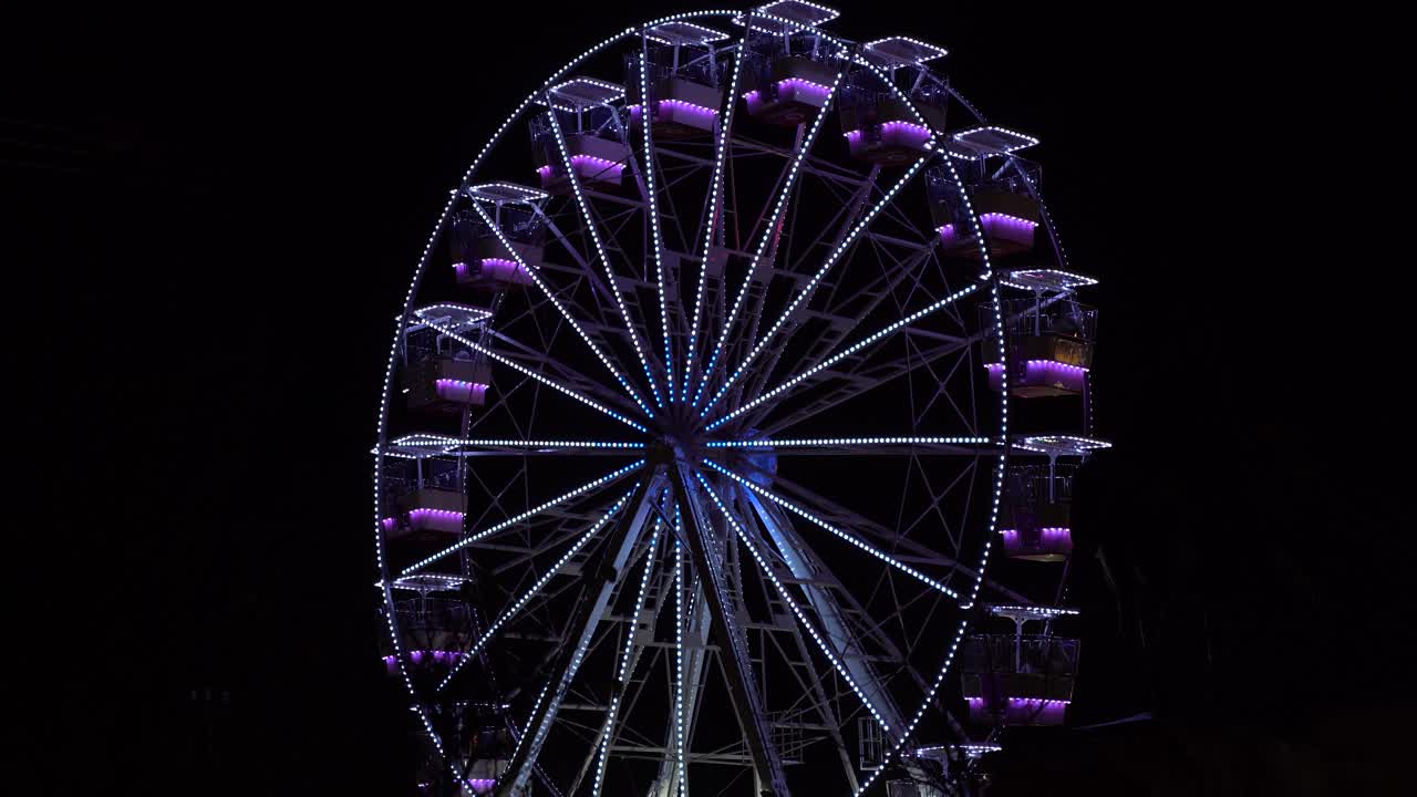 밤에 도시 광장의 페리 휠 전망대에 화려한 조명