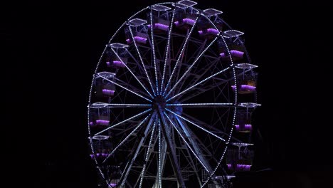 iluminación colorida en un punto de vista de observación de la rueda de los transbordadores de la plaza de la ciudad por la noche