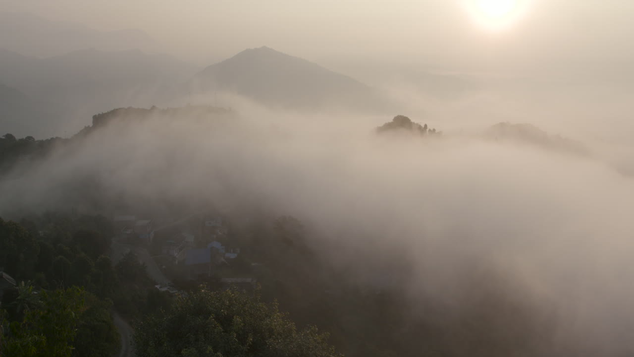 네팔 포카라에 있는 히밀라야 산맥 기슭 계곡을 따라 흐르는 안개의 시간 경과