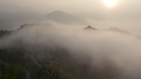 네팔 포카라에 있는 히밀라야 산맥 기슭 계곡을 따라 흐르는 안개의 시간 경과