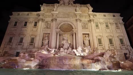 Rom-Trevi-brunnen-Weite-Aufnahme-Von-Vorne-Bei-Nacht