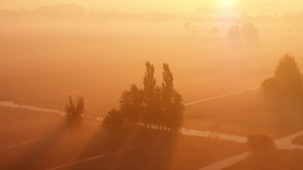 시골 풍경 위 의 안개 가 가득 한 해가 뜨는 것