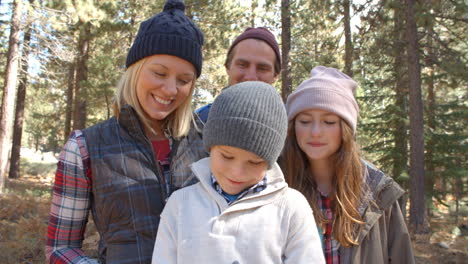 Junge-Macht-Familien-Selfie-In-Einem-Wald-Mit-Smartphone