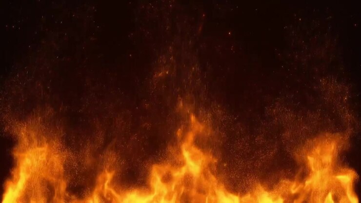 Llamas de fuego intensas ascendiendo con brasas incandescentes sobre fondo negro