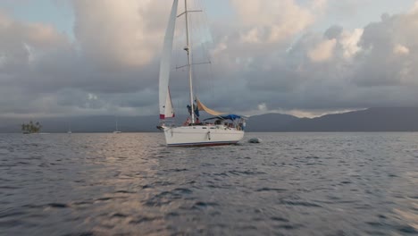 Disparo-Rápido-De-Drones-Al-Atardecer-De-Un-Velero-Islas-De-San-Blas-