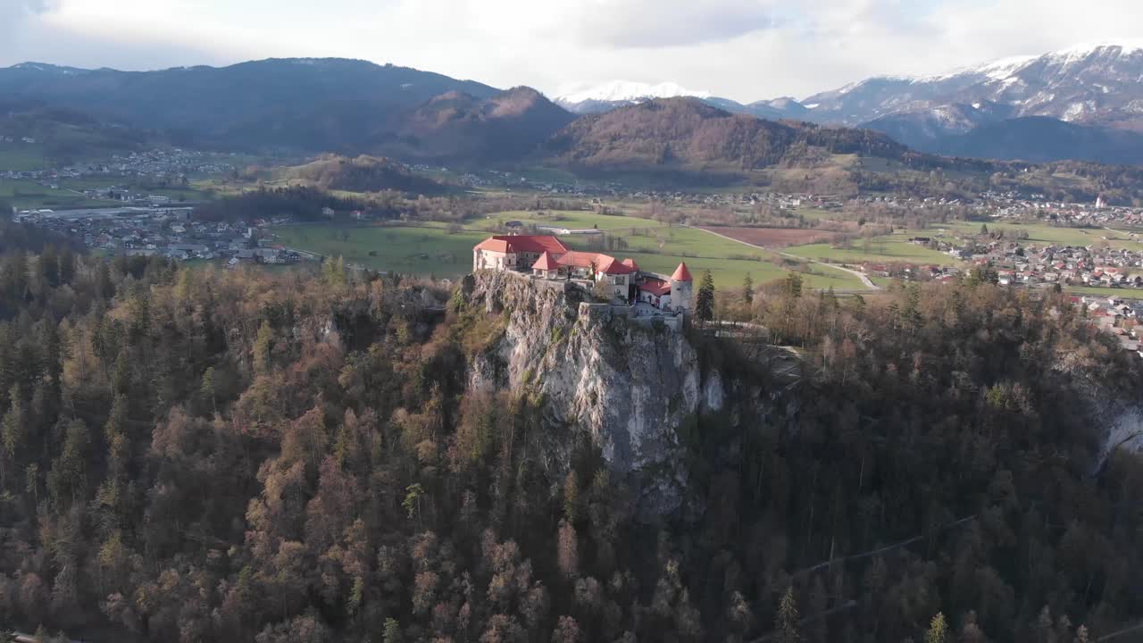 Vista panoramica aerea del bellissimo Castello di Bled (Blejski Grad) con il Lago di Bled (Blejsko Jezero). Bled colorato in autunno, con il castello in cima alla roccia. Castello in cima all'enorme roccia.