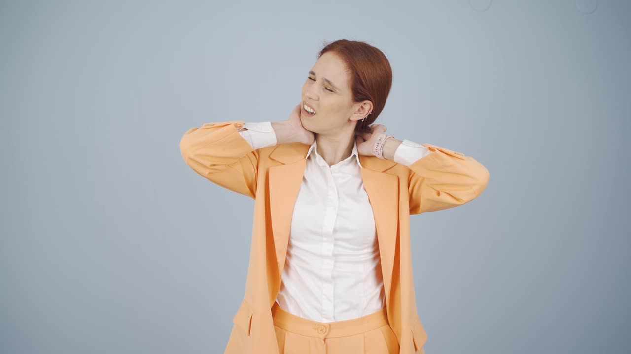 목에 통증이 있는 사업가입니다.