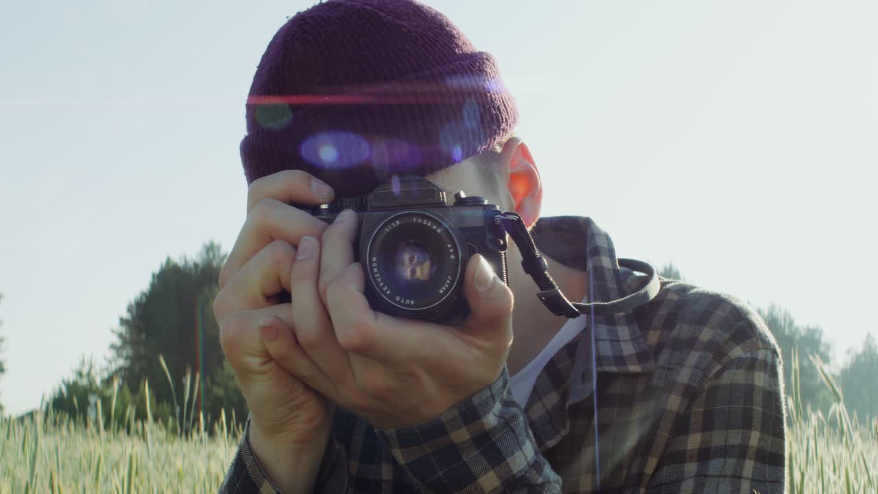hombre tomando una foto en un campo