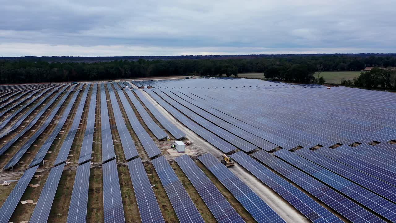 solpanelfelt på en overskyet dag